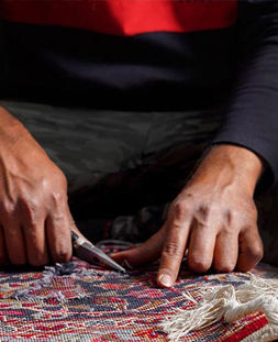 رفو گری قالی در قالیشویی سرخرود